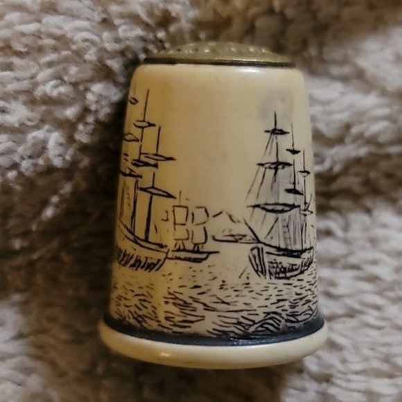 6 Porcelain Hand Painted Thimbles.Ireland Australia Austria& England Collectible - Picture 10 of 10
